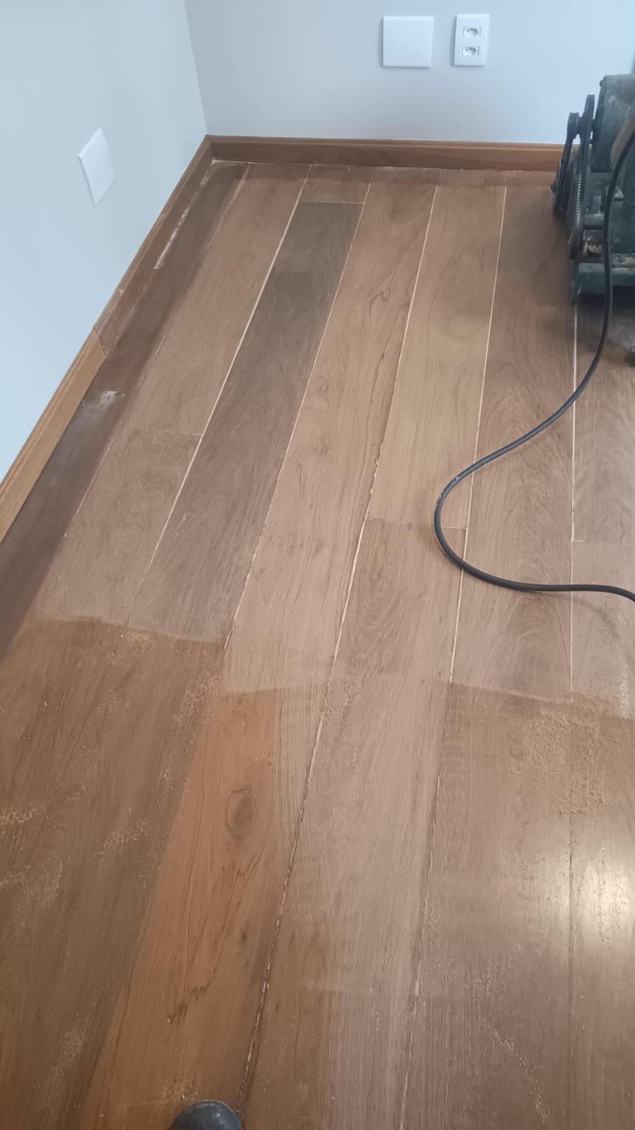 Lixamento e sinteko de pisos